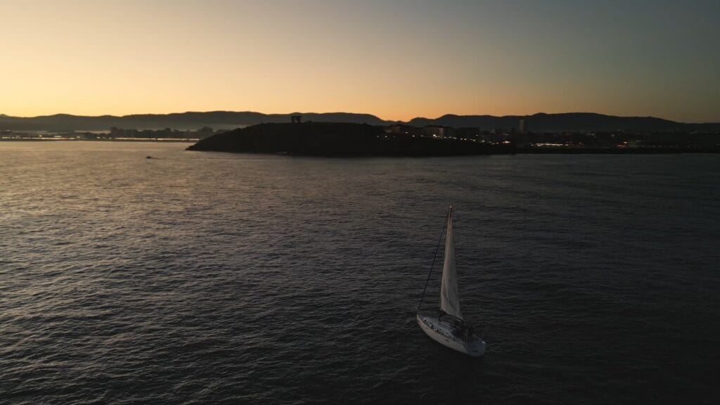 un barco navegando por l bahía de gijón