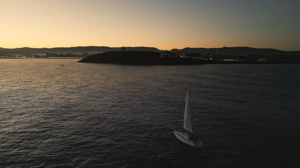 un barco navegando por l bahía de gijón