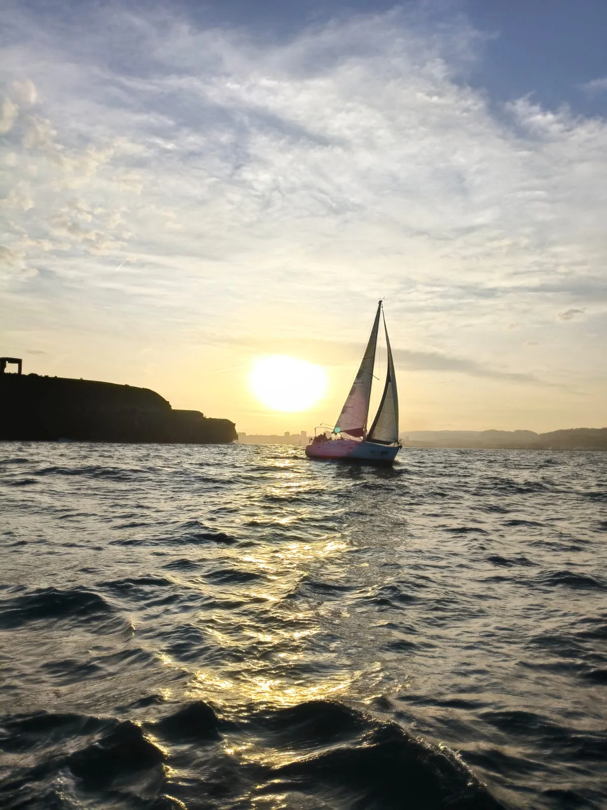 barco con el elogio del horizonte al fondo