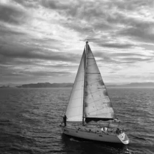Foto en blanco y negro de un barco en gijón