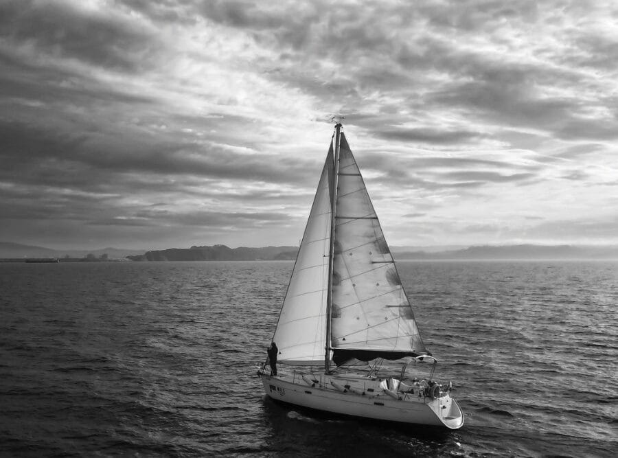 Foto en blanco y negro de un barco en gijón