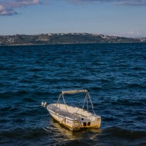 Barco para usar con el titulin en Gijón, Asturias