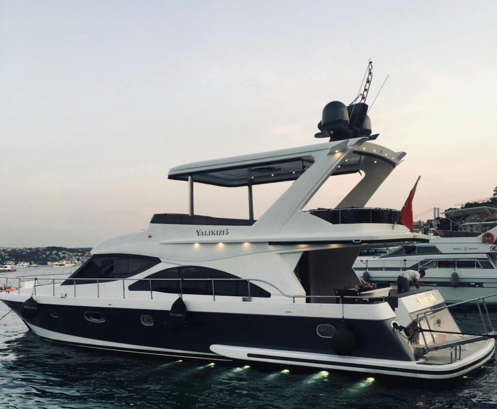 Barco con título capitán de yate en Gijón