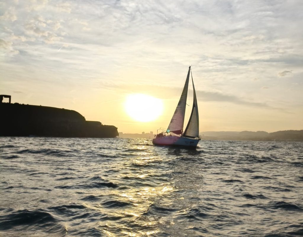 barco con el elogio del horizonte al fondo
